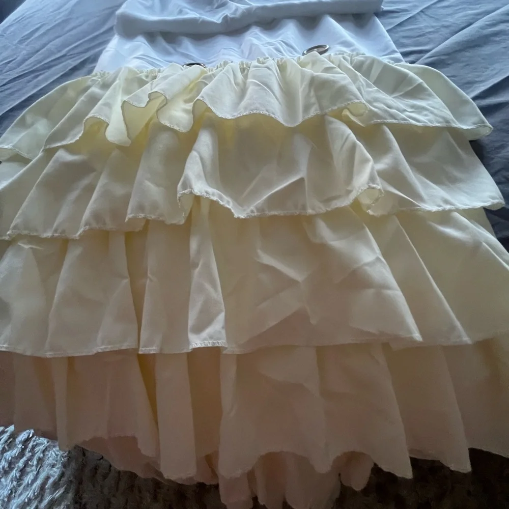 Ruffled white and yellow shower curtain - Picture 4 of 16